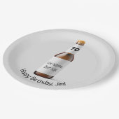 ブラウンビールボトル70歳の誕生日 ペーパープレート (アングル)