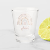 ブラウンピンクボホレインボー名前をカスタムするモノグラム ショットグラス (裏面)