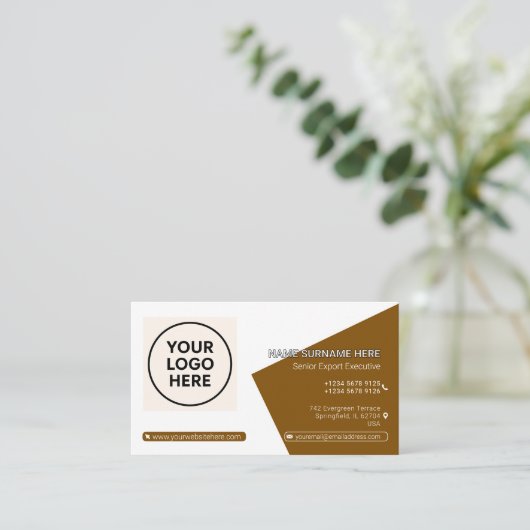 ブラウンフォーマルQRコードプロフェッショナル企業の モダン 名刺 (スタンド正面)