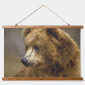 ブラウンベア愛好家 吊り下げ型タペストリー (正面)