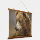 ブラウンベア愛好家 吊り下げ型タペストリー (傾斜あり)