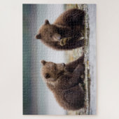 ブラウンベア・カブス・バイ・ザ・ストリーム ジグソーパズル (縦)