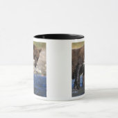 ブラウンベア、グリズリーベア、サーモンのキャッチ。 マグカップ (中央)