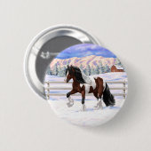 ブラウンベイピントジプシー荷車を引くヴァンナーホース雪 缶バッジ (正面&裏面)