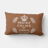 ブラウンホワイトエンブレムフランスのKeep Calm and Carry On ランバークッション (裏面)