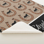 ブラウンホースシューズとブラックウマフリースブランケット シェルパブランケット (3/4)