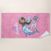ブラウンマーメイド名前をカスタムするガールピンク ビーチタオル (正面)