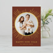 ブラウンモダンと金ゴールドの日が差すこと年明け写真 箔シーズンカード (立ち正面)