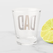 ブラウンモダンパパパーソナライズされた設立 ショットグラス (裏面)