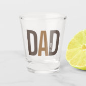 ブラウンモダンパパパーソナライズされた設立 ショットグラス (正面)