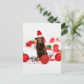 ブラウンラブラドールドッグクリスマスwギフトサンタハット シーズンポストカード (スタンド正面)