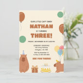 ブラウンリトルキャピーベビーカピバラキッズおもしろい誕生日 招待状 (スタンド正面)