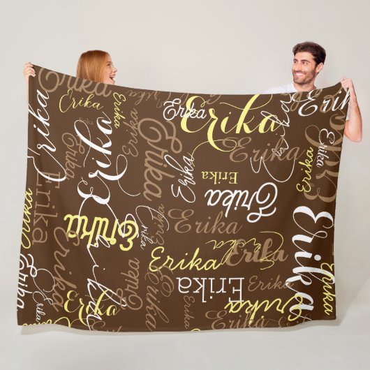 ブラウン全体にスタンプされた繰り返し名前 フリースブランケット (インサイチュ)