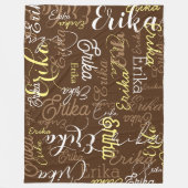 ブラウン全体にスタンプされた繰り返し名前 フリースブランケット (正面)