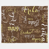 ブラウン全体にスタンプされた繰り返し名前 フリースブランケット (正面(横))