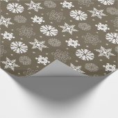 ブラウン及び白いお祝いの雪片 ラッピングペーパー (角)