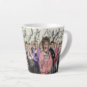 ブラウン夫人の男の子達がサインした カフェラテマグ (右アングル)