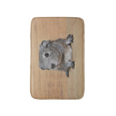 ブラウン木のかわいい灰色のモルモット バスマット (正面縦)