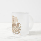 ブラウン犬の恋人のTシャツおよびギフト フロストグラスマグカップ (正面右)