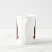 ブラウン睡眠の虎猫猫の骨灰磁器のマグ ボーンチャイナマグカップ (裏面)