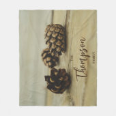 ブラウン素朴ピネコーンオータムフォト名前をカスタムする フリースブランケット (正面)