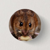 ブラウン食べマウスのピーナッツ閉じる 缶バッジ (正面)