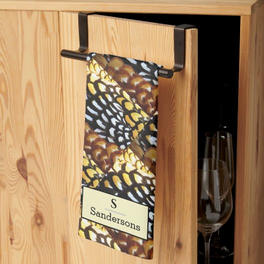 ブラウン、イエロー、ブラックリーヴのキジのモノグラム キッチンタオル (三つ折り)