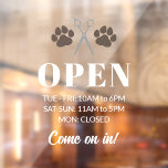 ブラウン パウズ シザーズ オープン アワーズ ドッグ グルーミング ウィンドウサイン<br><div class="desc">犬のグルーミング ビジネス用のオープンホア ウィンドウ スティッカーで、グレーのハサミの両側にブラウンの犬の足跡が OPEN と優雅な文字で書かれ、レトロなスクリプトで「中へお入りください!」と書かれている。 現代の白い文字で営業時間を記入してください。</div>