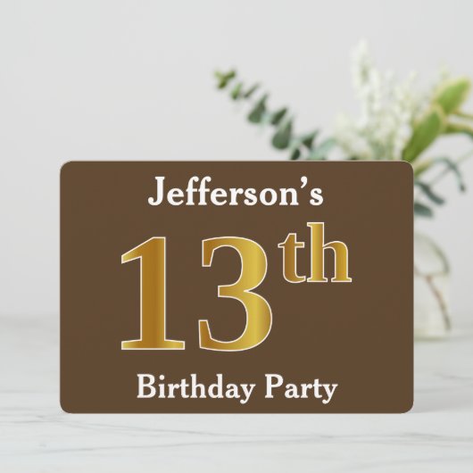 ブラウン、フェイク金ゴールド13th誕生日パーティー;名前をカスタムする 招待状 (スタンド正面)