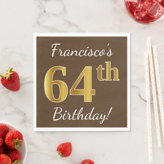 ブラウン、フェイク金ゴールド64番目の誕生日+名前をカスタムする スタンダードランチョンナプキン (インサイチュ)