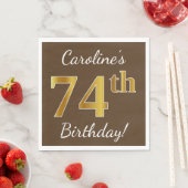 ブラウン、フェイク金ゴールド74番目の誕生日+名前をカスタムする スタンダードランチョンナプキン (インサイチュ)