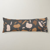 ブラウン、ベージュ、タン、グレーのテラゾ大理石 ボディピロー (正面)