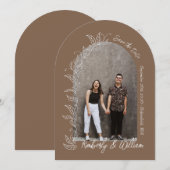 ブラウン ボタニカル リーフ アーチ 保存日 招待状 (正面/裏面)