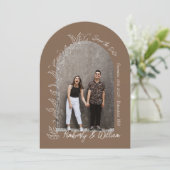 ブラウン ボタニカル リーフ アーチ 保存日 招待状 (スタンド正面)