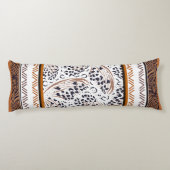 ブラウン、錆、ブラックアニマルプリントグラフィックス ボディピロー (裏面)