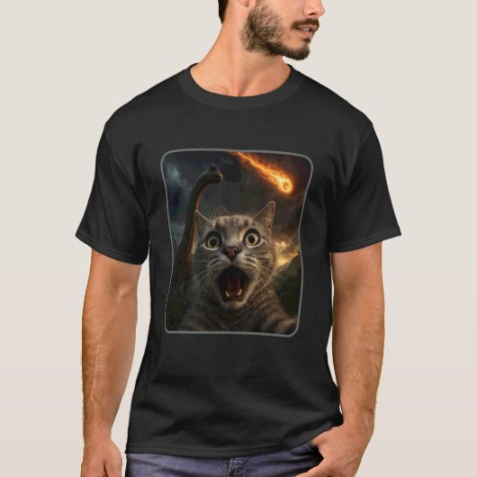 ブラキオサウルスと猫のセルフィー 楽しい恐竜のミーム Tシャツ (正面)