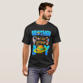 ブラザーオブザ誕生日ボーイ宇宙飛行士宇宙テーマ Tシャツ (正面フル)