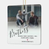 ブラザースタイリッシュパーソナライズされたフォトと引用文カスタム セラミックオーナメント (左)
