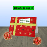 ブラザーファミリーの赤いクリスマス小包 シーズンカード<br><div class="desc">お兄様とご家族にクリスマスのご挨拶を。赤い背景に黄金色と緑色の雪片を様式化したカラフルパターンの小包のような外観を持つ。小包は金色の「リボン」で結ばれ、「お祝いのクリスマスブラザーと家族」というメッセージの「贈り物ラベル」が付いている。カスタマイズ可能な文字は、「聖降誕祭お目出度う、新年おめでとう」です。</div>