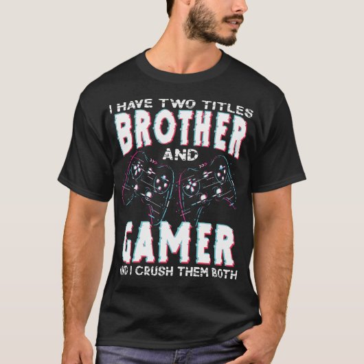 ブラザー兼ゲーマー、2つの肩書きを誇りに - ユーモラスなゲーミングデザイン Tシャツ (正面)