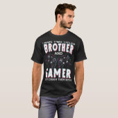 ブラザー兼ゲーマー、2つの肩書きを誇りに - ユーモラスなゲーミングデザイン Tシャツ (正面フル)