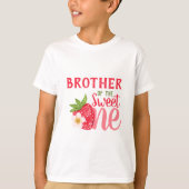 ブラザー・オブ・ザ・スウィート・ワン・ストロベリー1歳の誕生日 Tシャツ (正面)