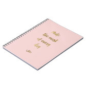 ブラシのレタリングが付いている金ゴールドホイルのノート ノートブック (左側)