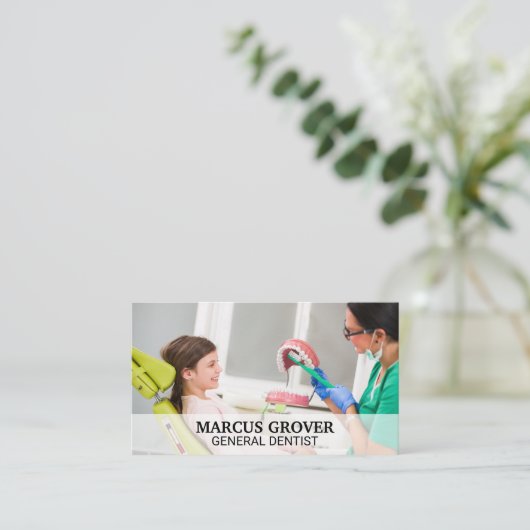 ブラシの小さな女の子を見せる歯科医 名刺 (スタンド正面)