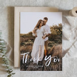 ブラシの手のレタリング垂直結婚写真 サンキューカード<br><div class="desc">この感謝してい素朴な手で書いた写真サンキューカードでゲストに送信する。美しい筆跡とタイポグラフィを備えシンプルている。この写真サンキューカードは結婚式や卒業式などに最適だ。名前と写真を追加してパーソナライズお気に入りのする。</div>