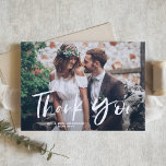ブラシの手のレタリング結婚の写真 サンキューカード<br><div class="desc">この感謝していカスタマイズ可能な写真サンキューカードで家族や友人に送信する。ブラシの手レタリング。写真と詳細を追加してパーソナライズこの写真サンキューカードは、結婚式、卒業式、誕生日などのイベントに最適である。</div>