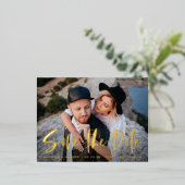 ブラシはっきりしたスクリプトの写真の日付の保存 箔招待状ポストカード (立ち正面)