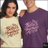 ブラシスクリプトとグランジスワールのハーモニー "Better Together" Tシャツ