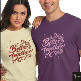 ブラシスクリプトとグランジスワールのハーモニー "Better Together" Tシャツ