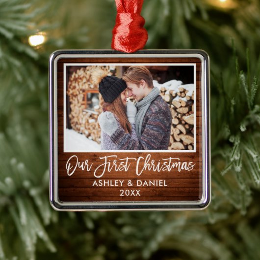 ブラシスクリプトウッドカップル私たちの初めてのクリスマス メタルオーナメント (ツリー)